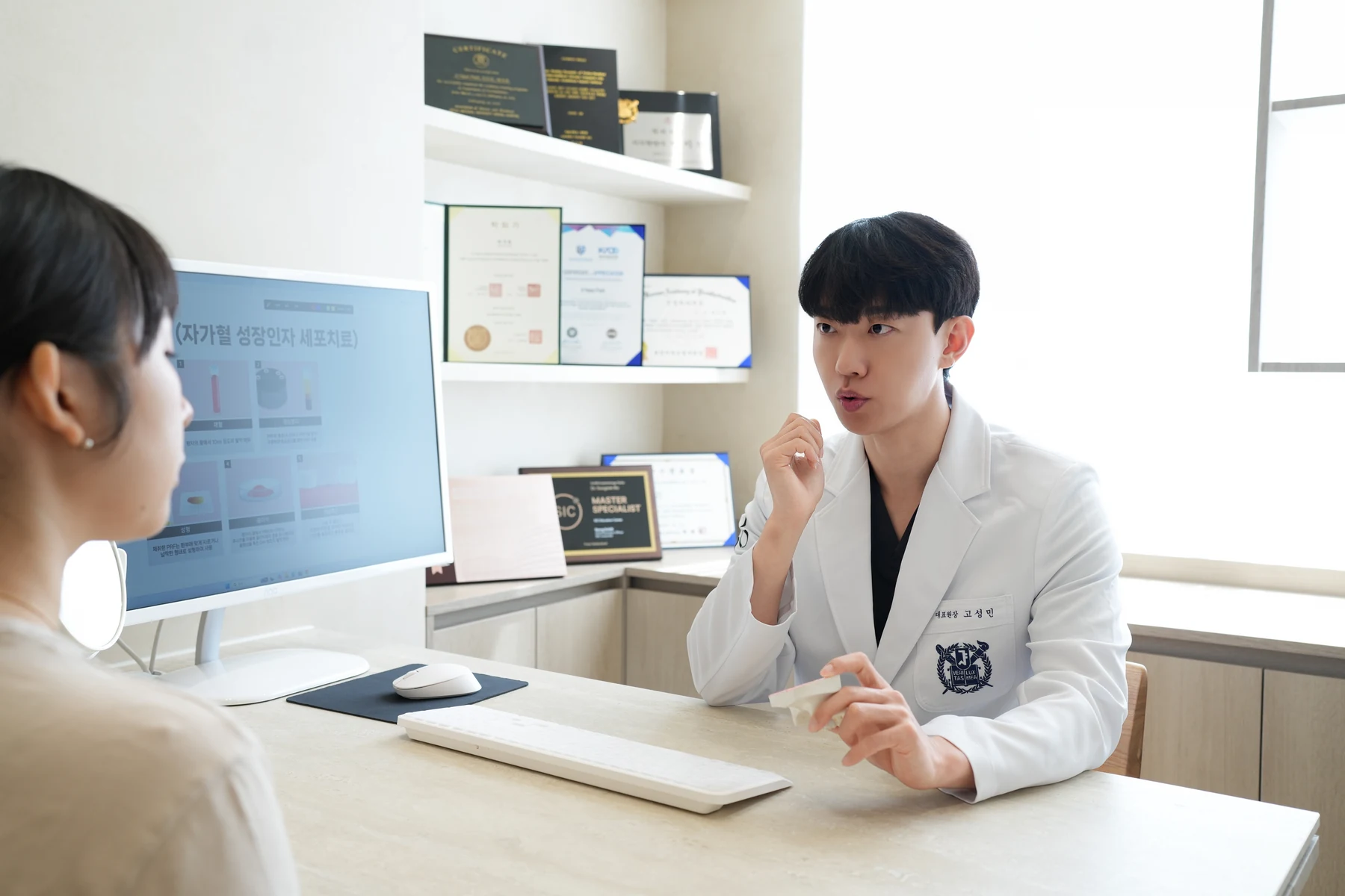 진료 자료를 보며 상담하는 서울이도치과 의료진