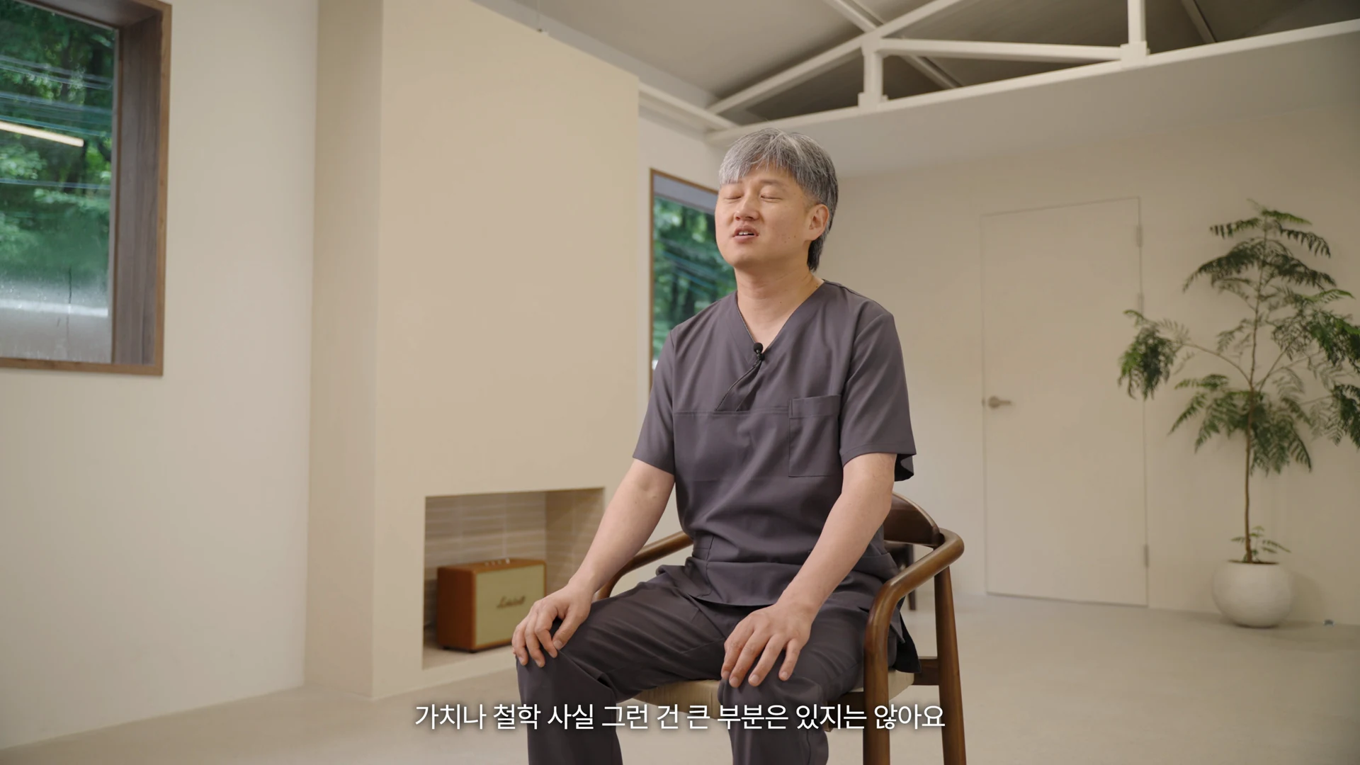 A wide interview view of laboratory director Kim Byeonghee discussing his work