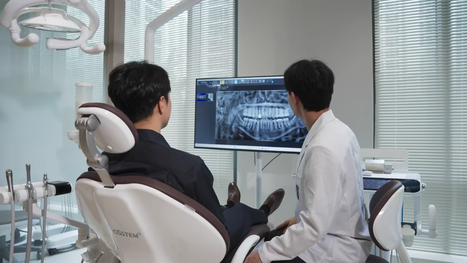 화면을 보며 환자에게 설명하는 고성민 대표원장
